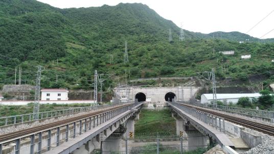 西秦岭隧道