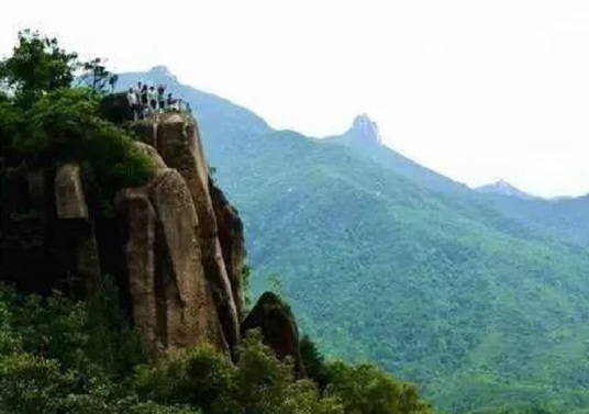 鸡冠山（广东省梅州市梅县区桃尧镇桃源村鸡冠山）