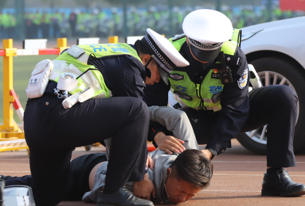 西安警方通报疫情防控工作人员殴打事件，涉事人员最终得到了什么处罚？