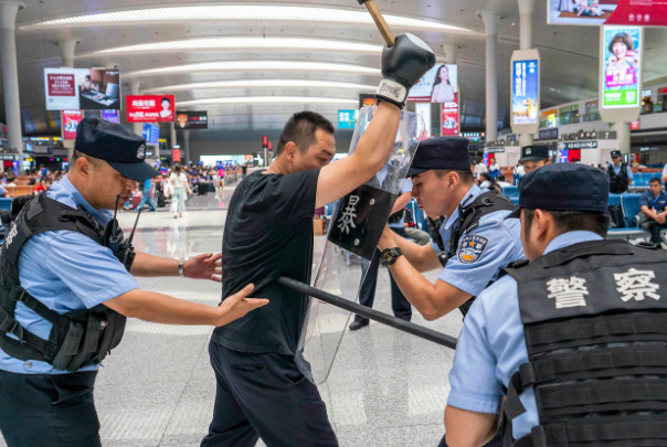 西安警方通报疫情防控工作人员殴打事件，涉事人员最终得到了什么处罚？