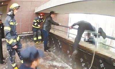 小伙欲跳楼民警21楼“飞身”救人获网友点赞吗？