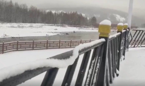 中国最冷小镇迎来今秋首场大雪，你喜欢下雪吗？