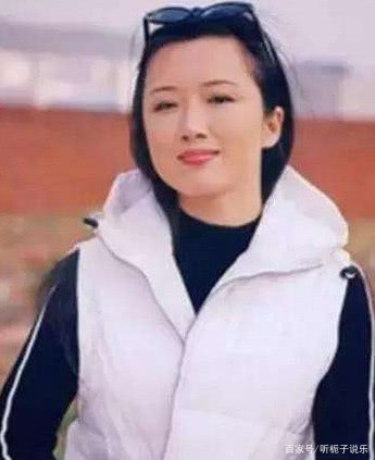 侯勇成名后抛弃原配，50岁娶90后，为什么还要拼命生儿子？