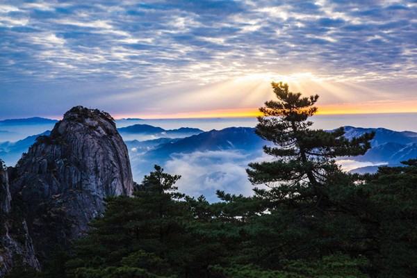 五岳归来不看山,黄山归来不看岳全诗？