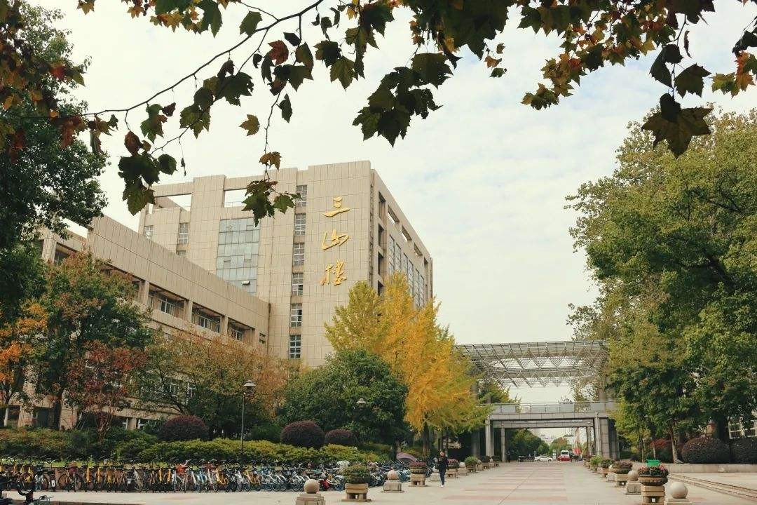 江苏大学在哪