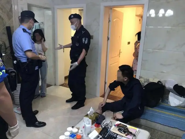 北京女子为发泄情绪高空扔菜刀，怒怼上门调查民警，女子缺失哪些核心素养？