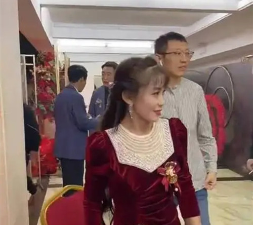 山东婚礼现场婆婆被宾客误认为是新娘，事情经过是怎样的？