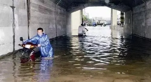 河南安阳两男子，驾车经积水涵洞不幸遇难，事故发生的主要原因是什么？