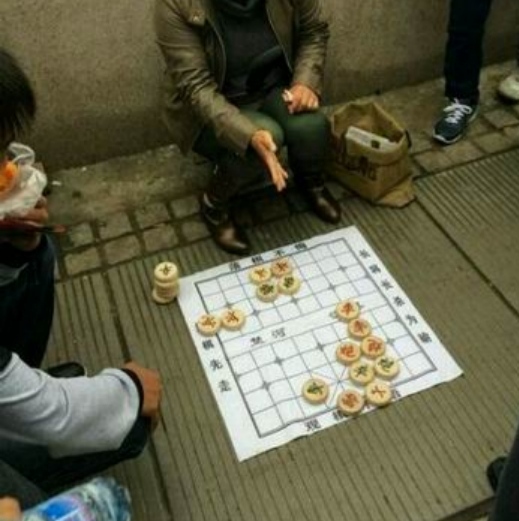 路边的象棋残局挑战基本上是诈骗，可为什么还有人上当？