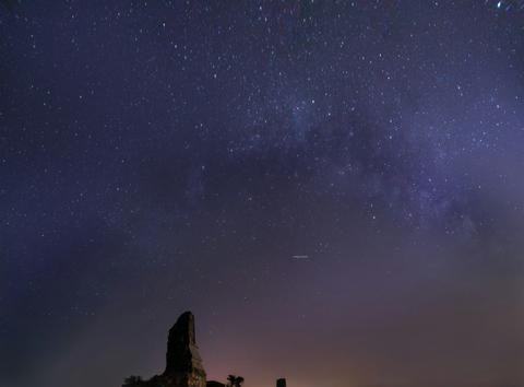 郭小川的望星空叶宣改缺米许材字给分别写了什么，表达了什么感情