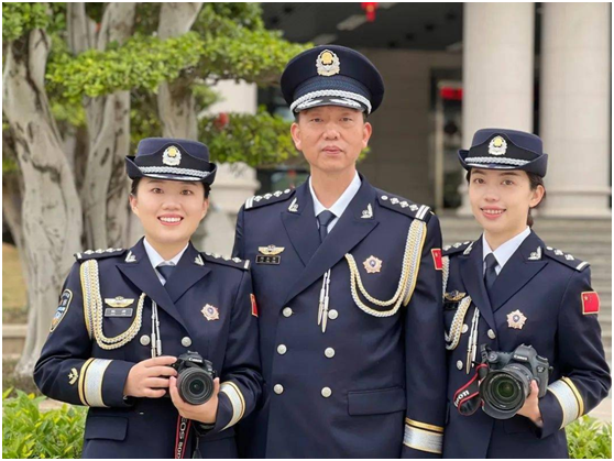 警礼服绶带的佩戴来自方法